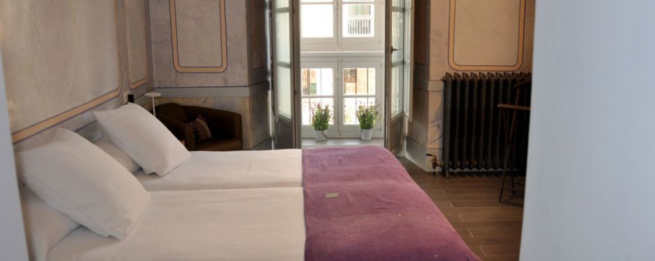 Habitación 8 — Suite con estucos originales y galería a la Plaza Mayor — foto 1