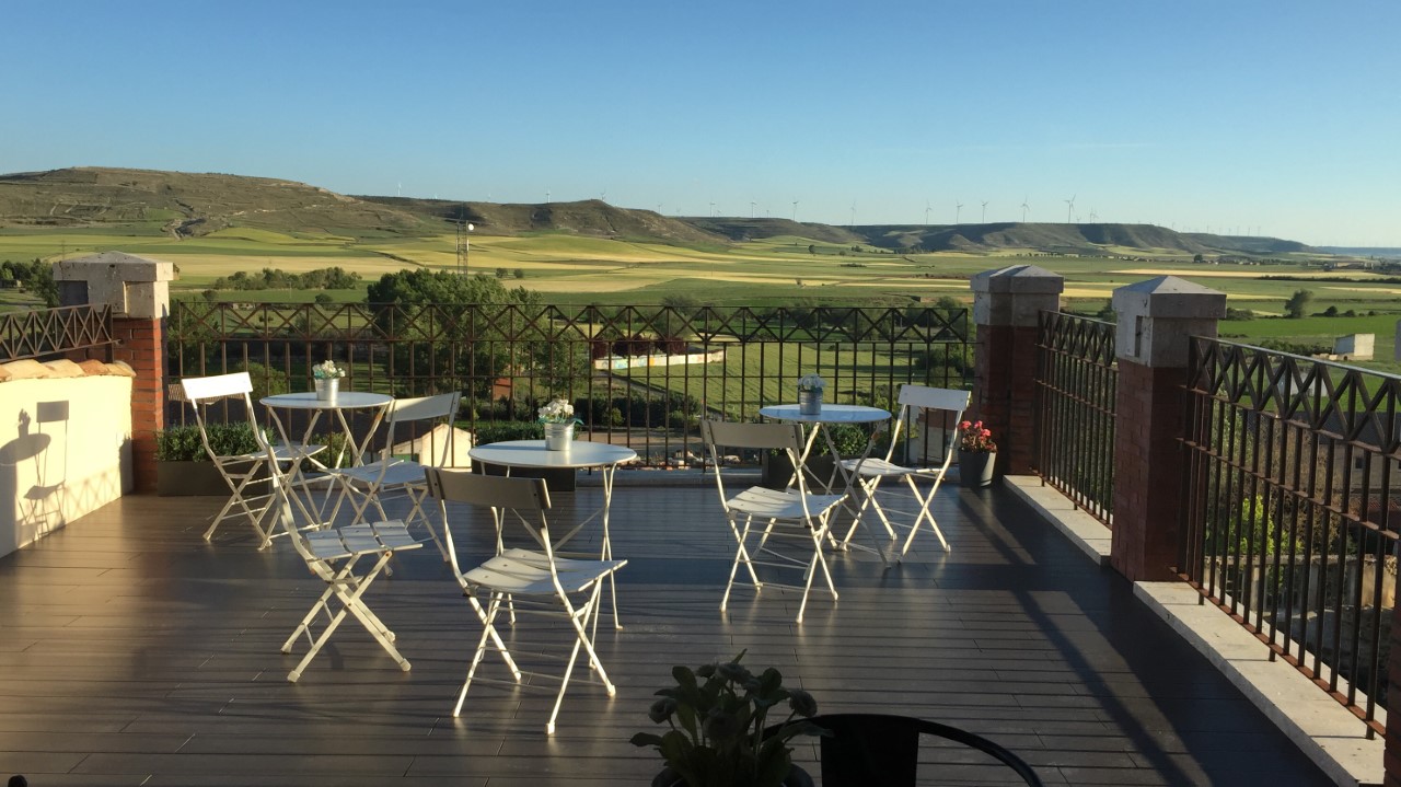 Terraza de Emebed Posada con vistas a los campos de cultivo