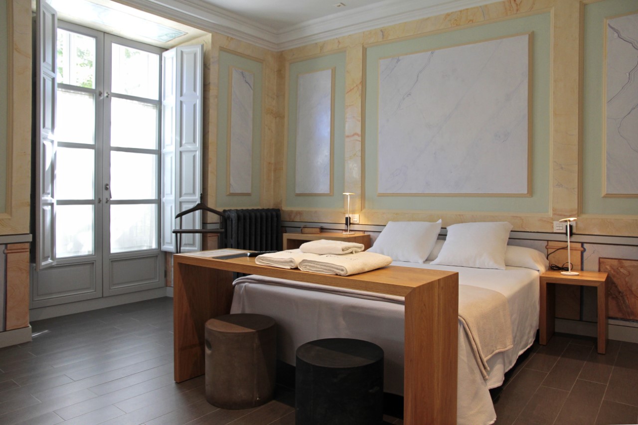 Habitación 7 — Suite con estucos originales y galería a la Plaza Mayor, dos ambientes — foto 1